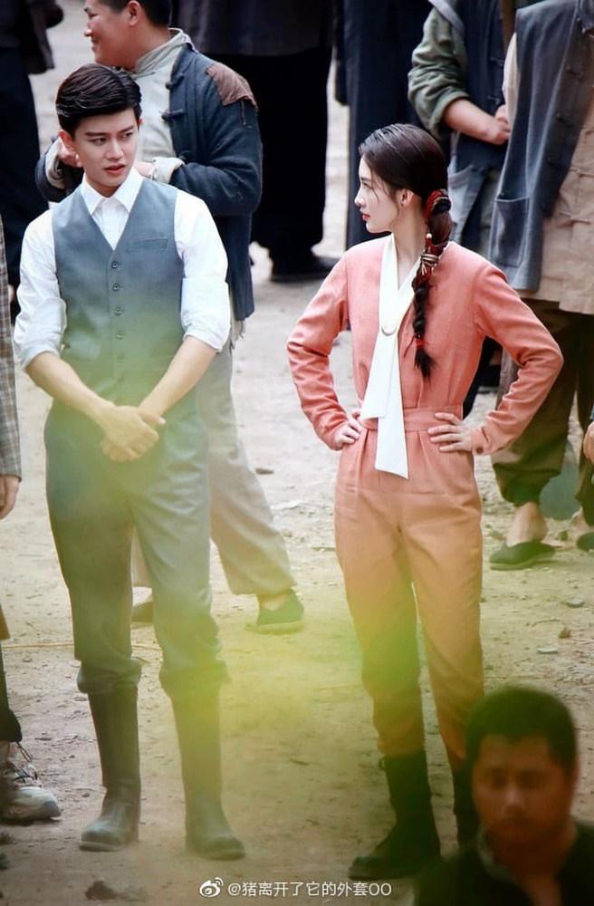 Vóc dáng Nhậm Gia Luân lùn một mẩu trong phim mới-5