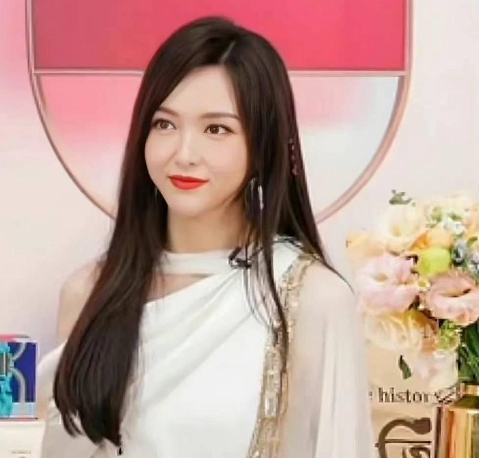 Đường Yên lộ mặt sưng vù trên livestream nghi thẩm mỹ-1