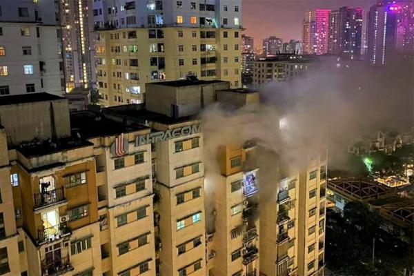 Dọa bạn gái, thanh niên đốt tủ quần áo làm cháy chung cư-1