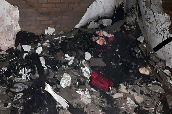 Dọa bạn gái, thanh niên đốt tủ quần áo làm cháy chung cư-2