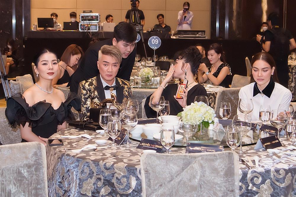 Lệ Quyên - Hồ Ngọc Hà ngồi chung bàn tiệc, biểu cảm ra sao?-3