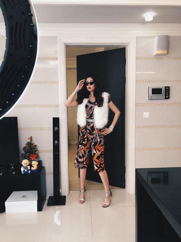 Thùy Tiên gây tranh cãi vì mặc đồ ngủ trang điểm đậm, đi guốc khủng-7