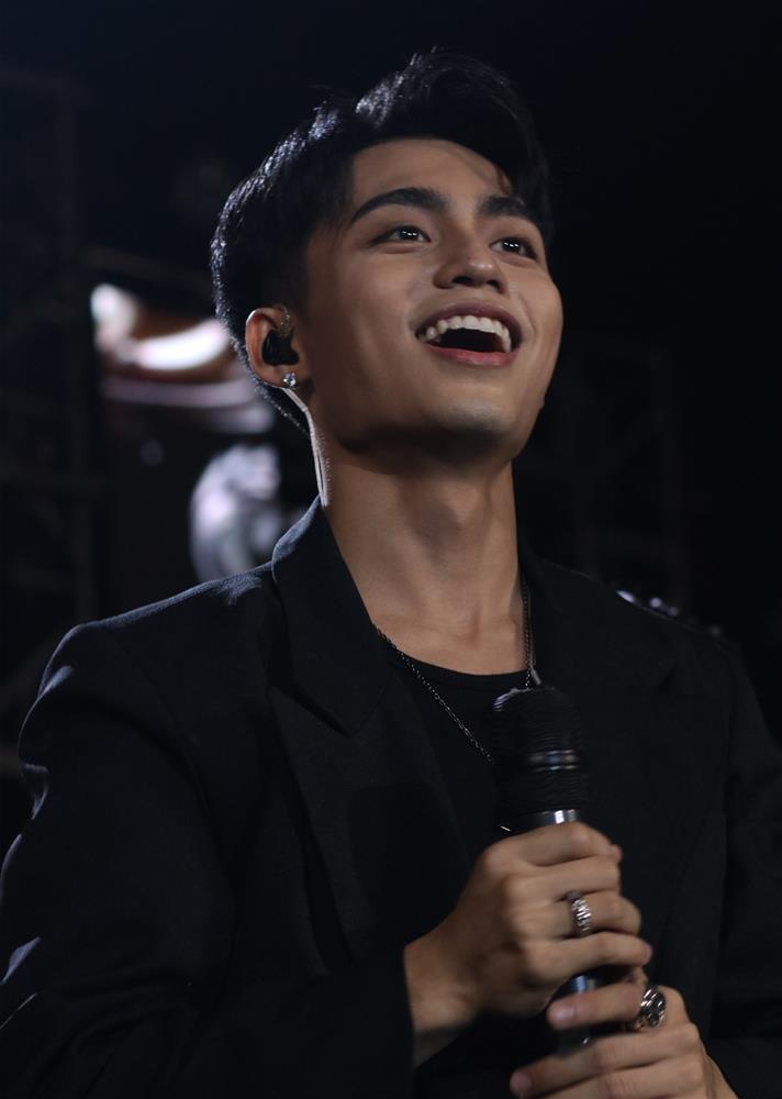 MONO bị khán giả nữ đòi xem nách khi đang biểu diễn-2