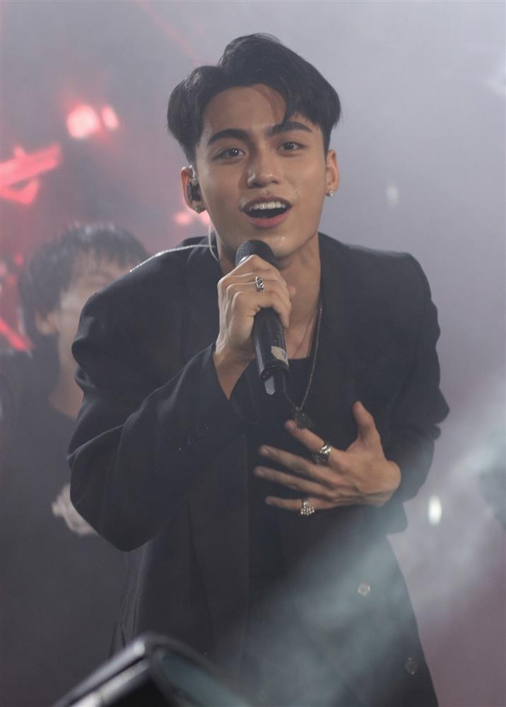 MONO bị khán giả nữ đòi xem nách khi đang biểu diễn-1