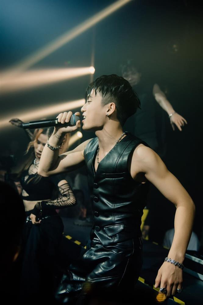 MONO bị khán giả nữ đòi xem nách khi đang biểu diễn-3