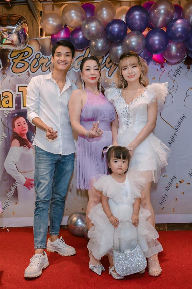 Con gái Mạc Văn Khoa mặc váy đôi với mẹ mừng sinh nhật bà ngoại-1