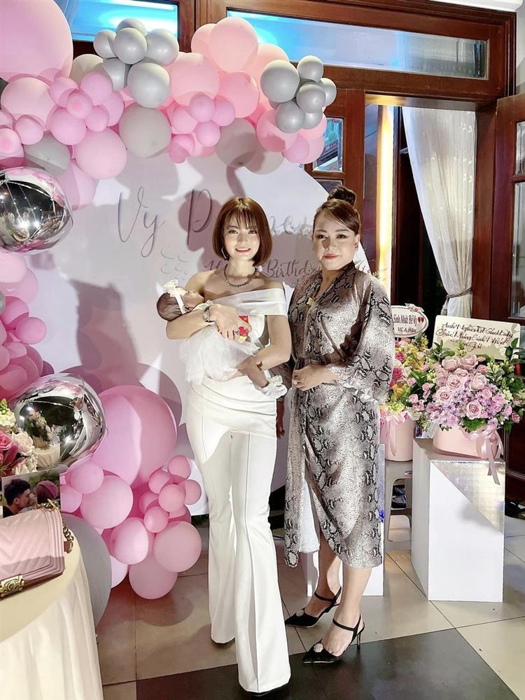 Con gái Mạc Văn Khoa mặc váy đôi với mẹ mừng sinh nhật bà ngoại-5