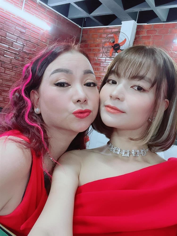 Con gái Mạc Văn Khoa mặc váy đôi với mẹ mừng sinh nhật bà ngoại-6