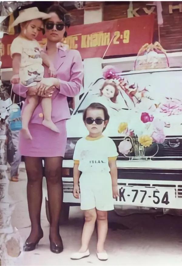 Con gái Mạc Văn Khoa mặc váy đôi với mẹ mừng sinh nhật bà ngoại-8