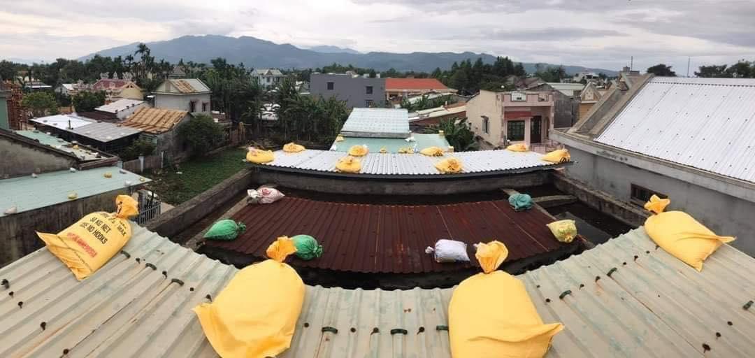 Hầu hết các gia đình đều chuẩn bị những bao cát nặng đặt lên mái nhà để tránh gió thổi bay mất.