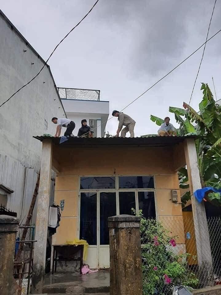 Ngoài bao tải cát, nhiều người dùng dây buộc vào mái tôn và dùng đá cùng nhiều vật dụng có sức nặng để chằng, chống nhà cửa.