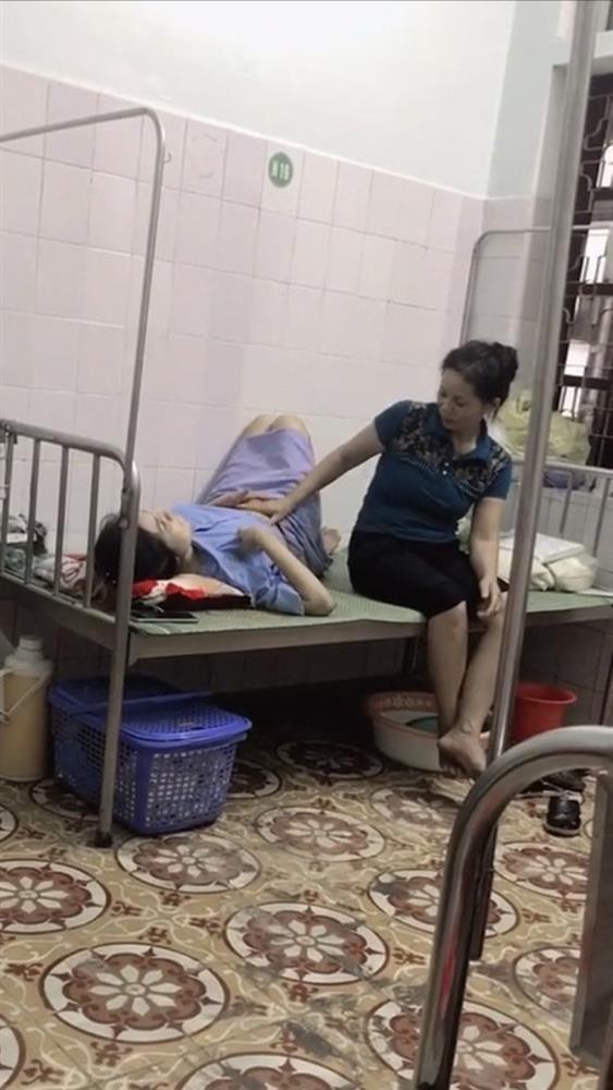 12 giờ đêm, mẹ chồng vẫn kiên nhẫn xoa bụng, an ủi con dâu mới sinh-2