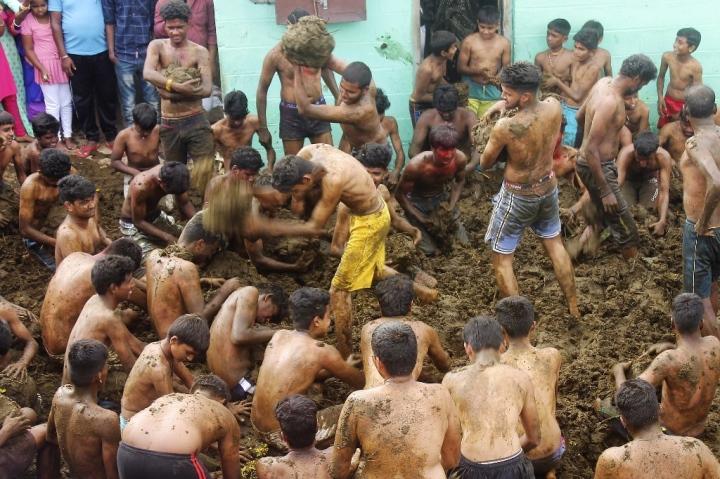 Độc lạ lễ hội ném phân bò chữa bệnh ở ngôi làng Ấn Độ-3