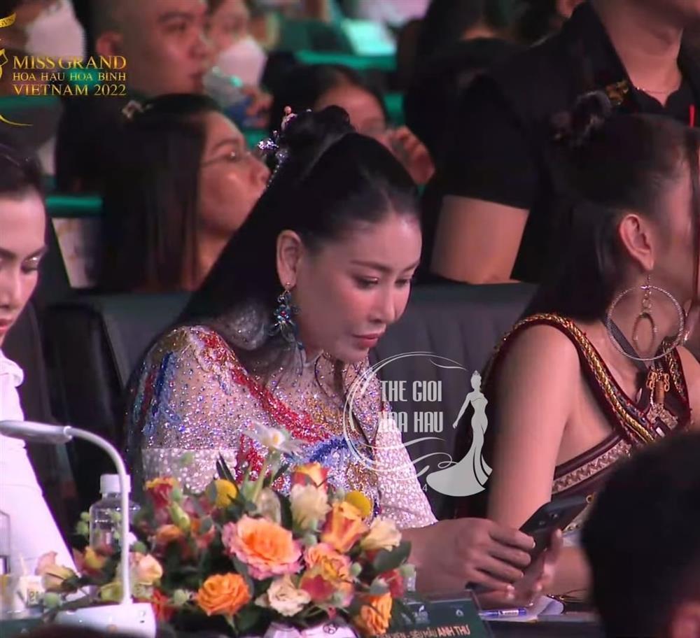 Hà Kiều Anh nói gì khi bị chê chấm hoa hậu kém chuyên nghiệp?-1