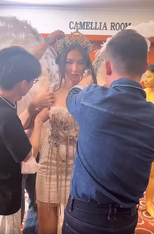 LẠ LÙNG: Thùy Tiên đeo cánh, 5 mỹ nam quấn vải hộ tống-1