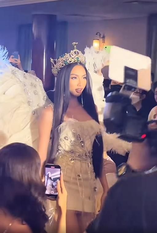 LẠ LÙNG: Thùy Tiên đeo cánh, 5 mỹ nam quấn vải hộ tống-2