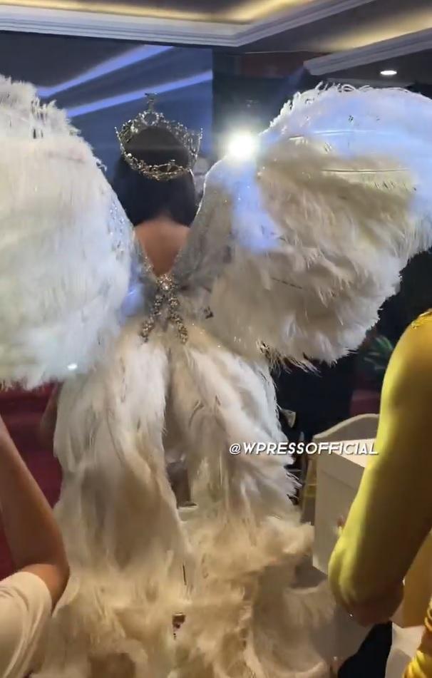 LẠ LÙNG: Thùy Tiên đeo cánh, 5 mỹ nam quấn vải hộ tống-3