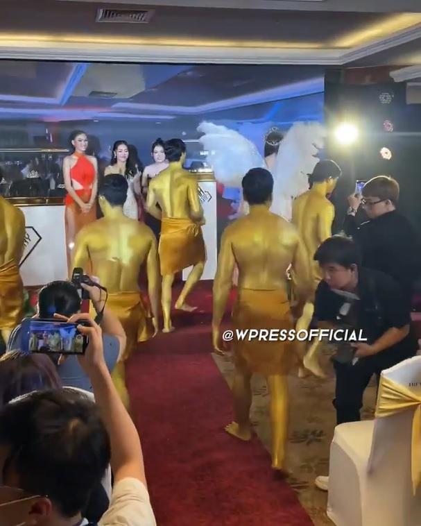 LẠ LÙNG: Thùy Tiên đeo cánh, 5 mỹ nam quấn vải hộ tống-5