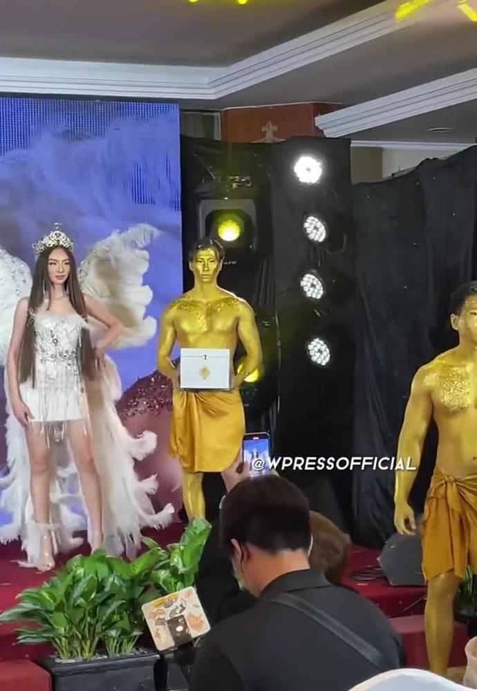 LẠ LÙNG: Thùy Tiên đeo cánh, 5 mỹ nam quấn vải hộ tống-6