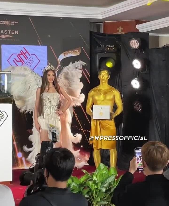 LẠ LÙNG: Thùy Tiên đeo cánh, 5 mỹ nam quấn vải hộ tống-7