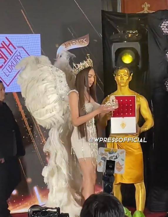 LẠ LÙNG: Thùy Tiên đeo cánh, 5 mỹ nam quấn vải hộ tống-8