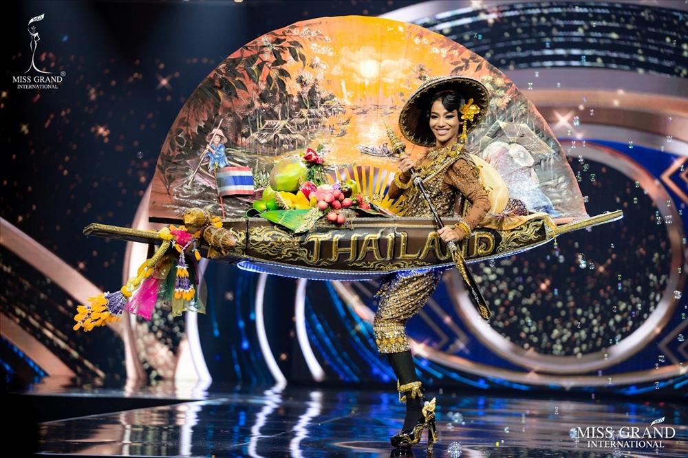 Tranh cãi về sự bất thường của trang phục dân tộc-1