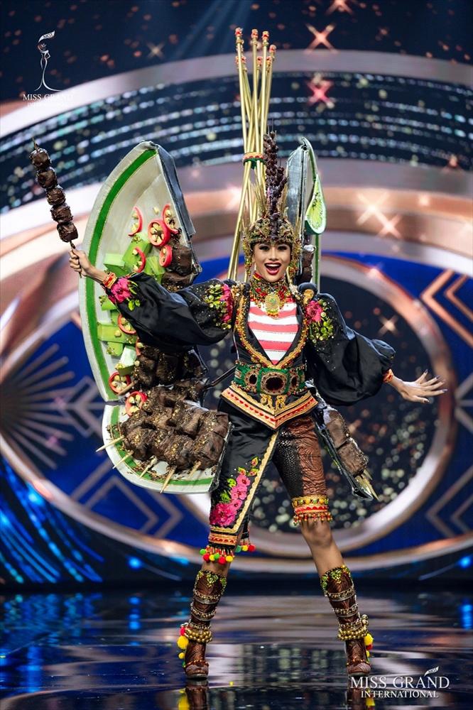 Tranh cãi về sự bất thường của trang phục dân tộc-3