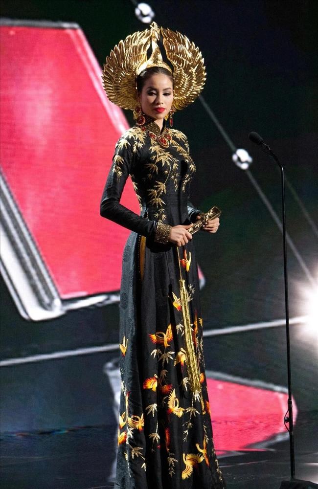 Tranh cãi về sự bất thường của trang phục dân tộc-7