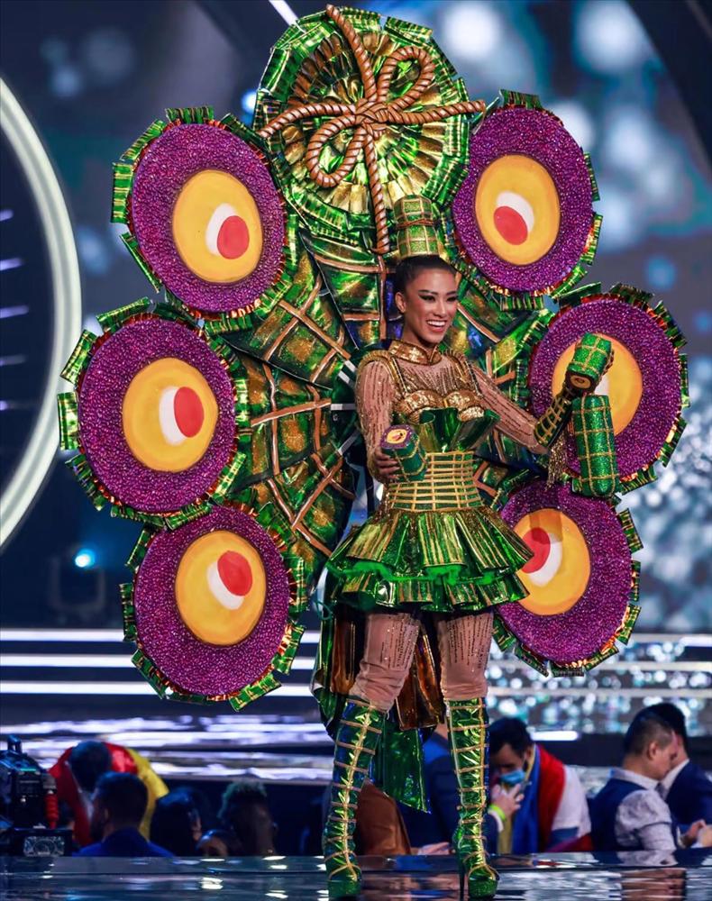 Tranh cãi về sự bất thường của trang phục dân tộc-8