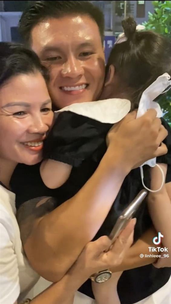 Vừa về nước, Quang Hải chơi sang mua tặng bồ quà đắt tiền?-1