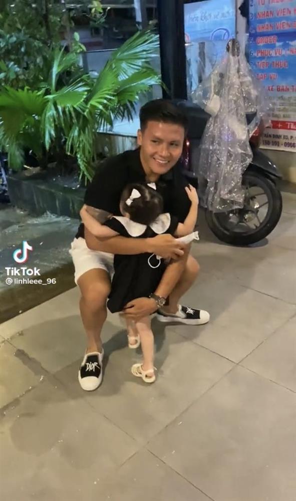 Vừa về nước Quang Hải tức tốc đưa bồ hot girl ra mắt gia đình-3