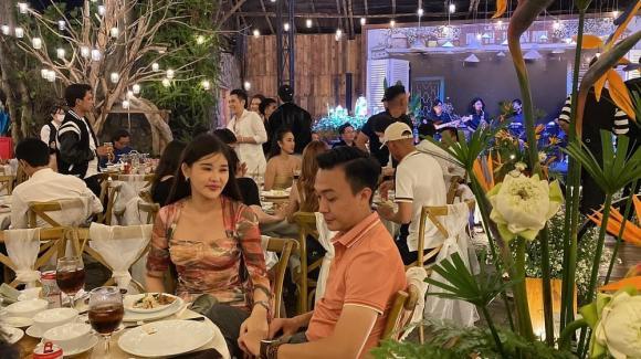 Vợ Anh Tú nhỏ xíu, lọt thỏm giữa dàn khách mời trong đám cưới-8