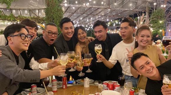 Vợ Anh Tú nhỏ xíu, lọt thỏm giữa dàn khách mời trong đám cưới-9