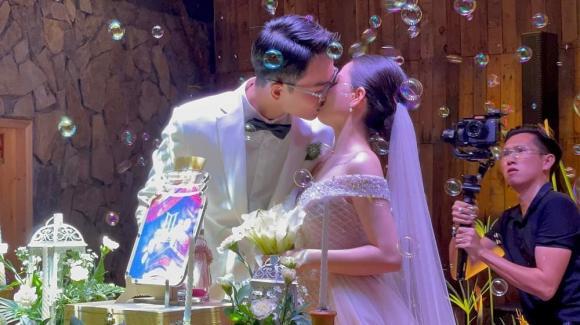 Vợ Anh Tú nhỏ xíu, lọt thỏm giữa dàn khách mời trong đám cưới-11