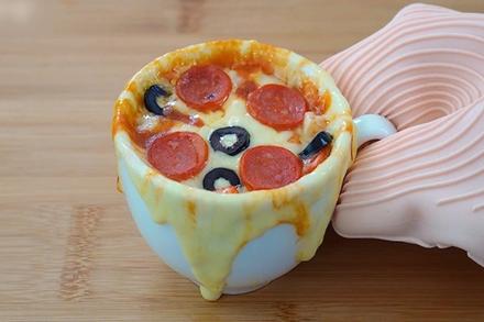 Làm pizza cốc siêu dễ không cần lò nướng