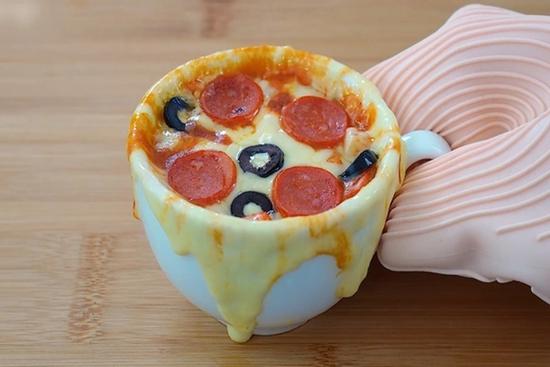 Làm pizza cốc siêu dễ không cần lò nướng