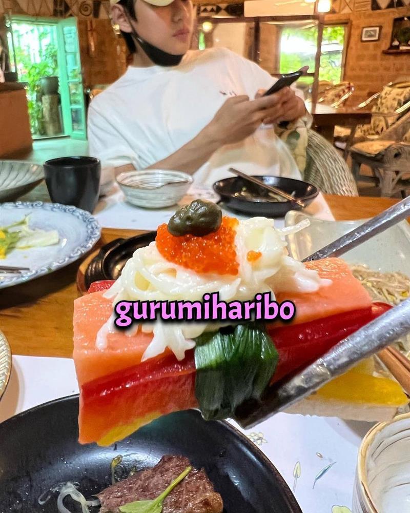 Hacker tung tiếp ảnh rõ nét Jennie và V đi ăn cùng nhau-3