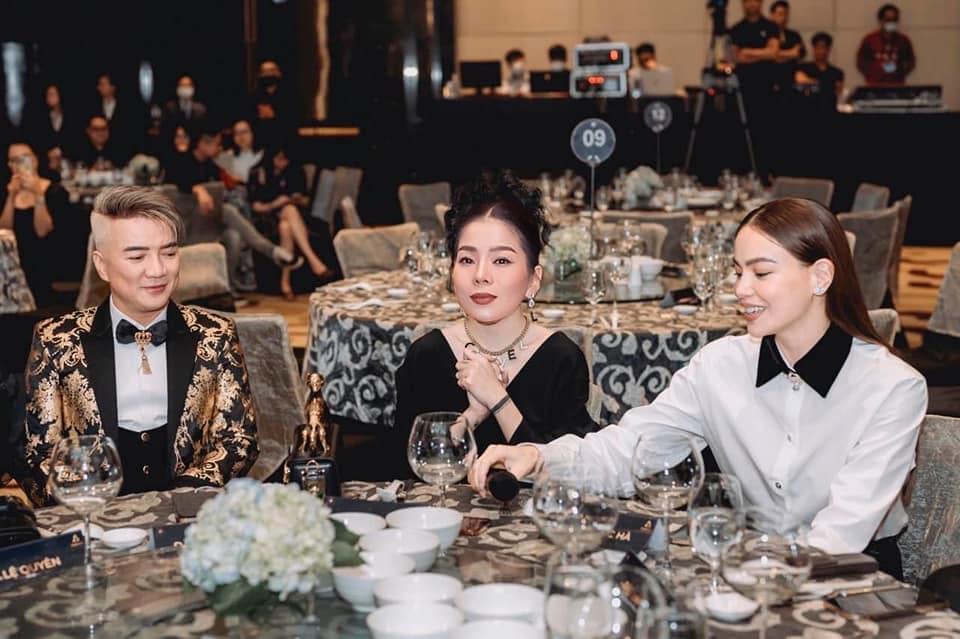 Netizen giúp Hà Hồ ghép mặt Lệ Quyên, Minh Hằng vào ảnh-4