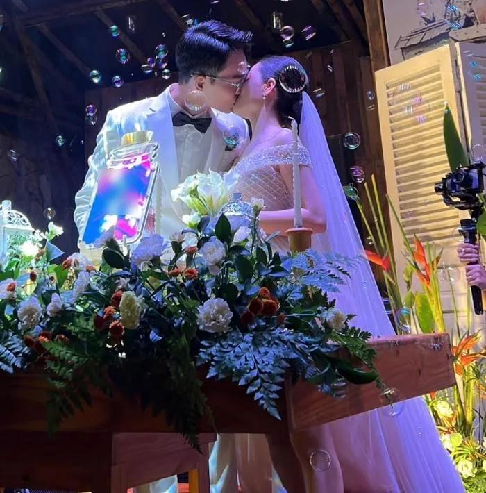 Bà xã Anh Tú diện váy cưới na ná vợ Tây Bùi Tiến Dũng-5