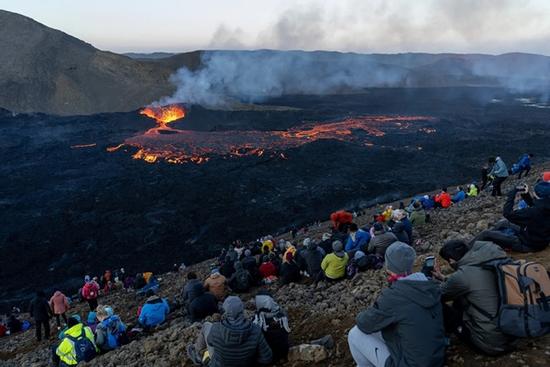 Đi xem dung nham núi lửa phun trào ngay trước mắt ở Iceland