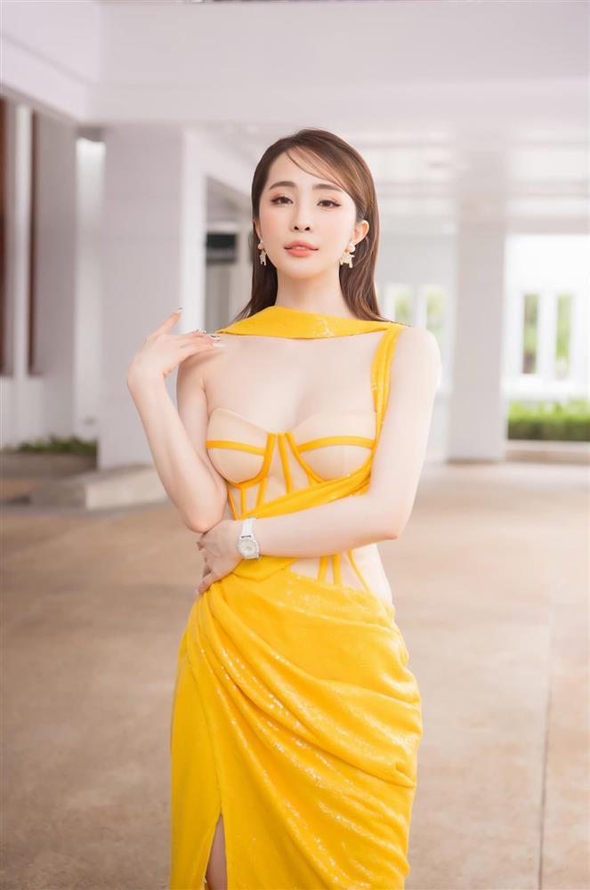 Quỳnh Nga gây hoang mang với bộ đầm có cũng như không-2