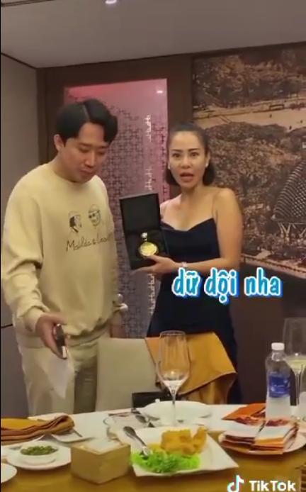 Trấn Thành tặng Thu Minh quà sinh nhật 1000 USD cực khét-5