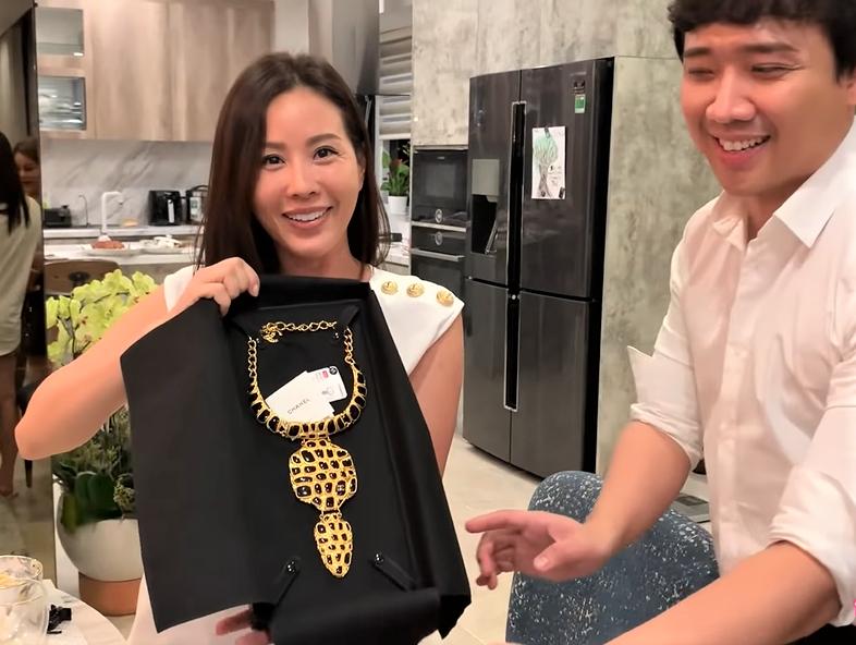 Trấn Thành tặng Thu Minh quà sinh nhật 1000 USD cực khét-10