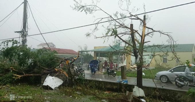 Clip: Sức công phá khủng khiếp của bão Noru ở Quảng Trị-3