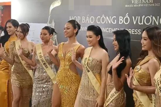 Mai Ngô không đeo 'sash', một mình một kiểu giữa dàn thí sinh