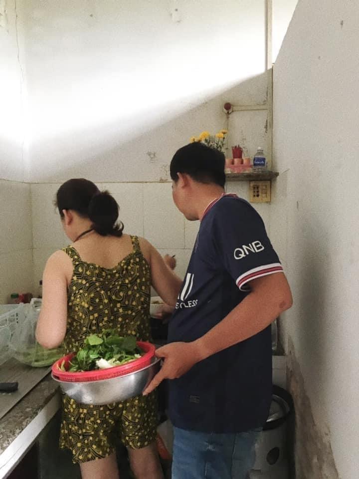 Cô gái khoe bố luôn có mặt ở nhà lúc 7 giờ, lý do ngọt hơn phim-3