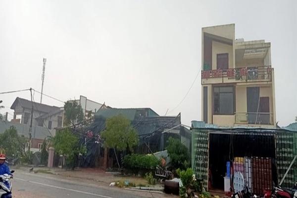 Bão số 4 tiến vào biển Quảng Trị - Quảng Ngãi, gió giật cấp 15-2