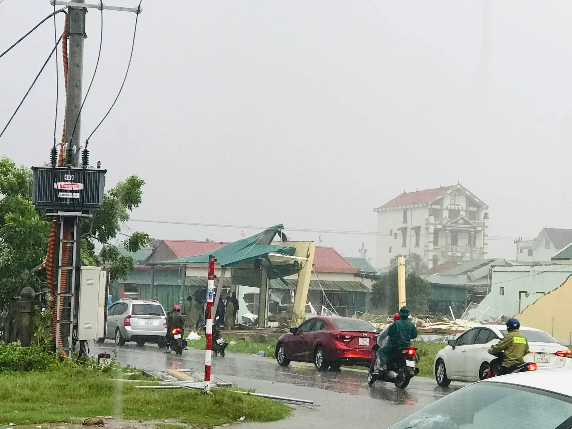 Theo thông tin sơ bộ, có 180 hàng quán và 120 nhà bị bay, tốc mái, trong đó có 2 nhà bị tốc mái hoàn toàn.