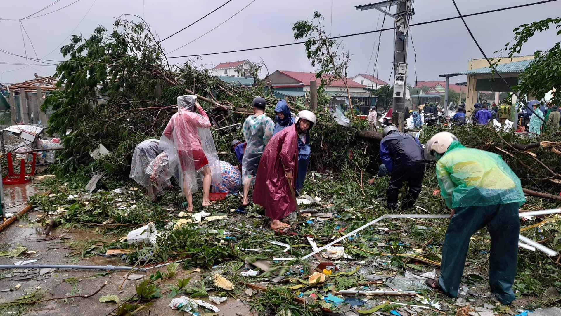 Rất nhiều người dân địa phương và lực lượng chức năng đã cùng giúp gia đình tìm vàng nhưng chưa tìm thấy.