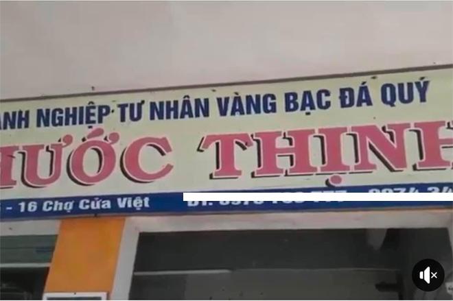 Một cửa hàng vàng ở chợ Cửa Việt đã bị lốc xoay cuốn vào khiến tất cả vàng bạc của cửa hàng bay mất